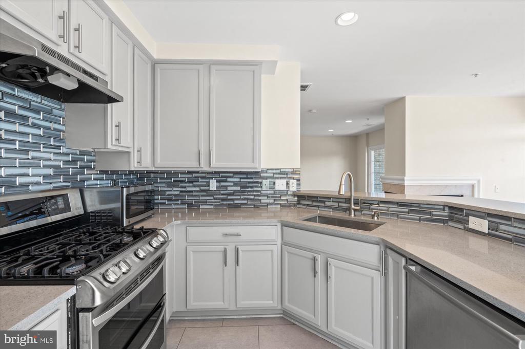 220 FALLSGROVE BOULEVARD Unit: 3