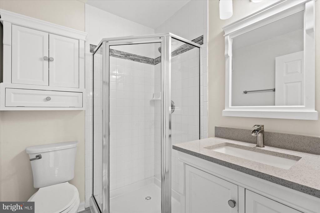 220 FALLSGROVE BOULEVARD Unit: 3