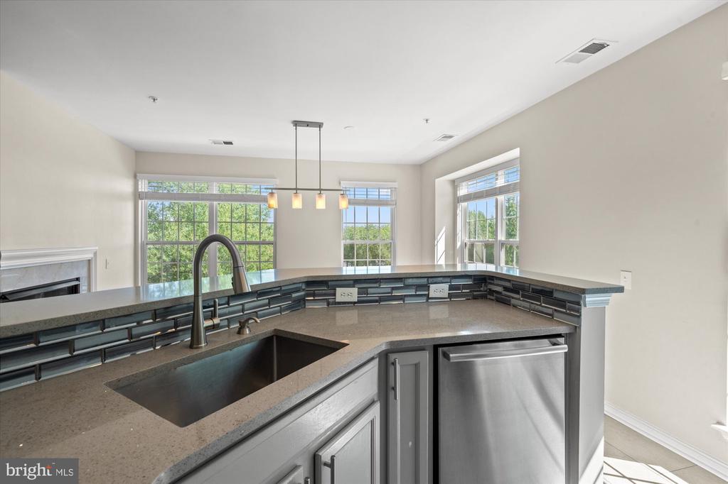 220 FALLSGROVE BOULEVARD Unit: 3