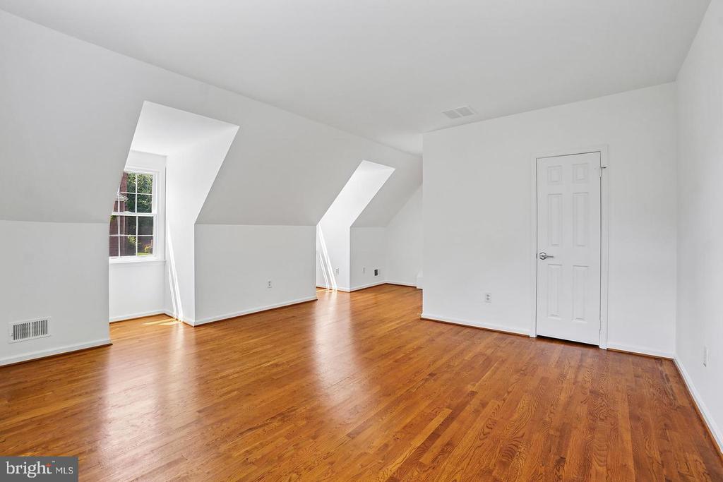 9705 HOLLOWAY HILL