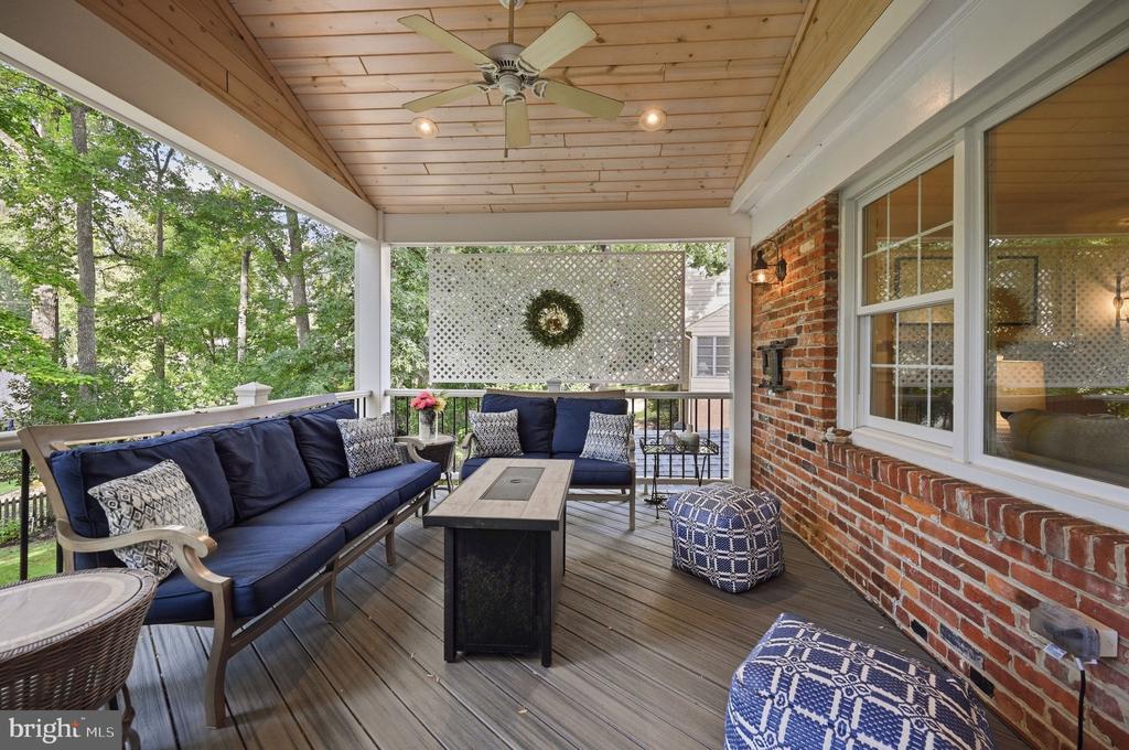 9716 CARRIAGE ROAD