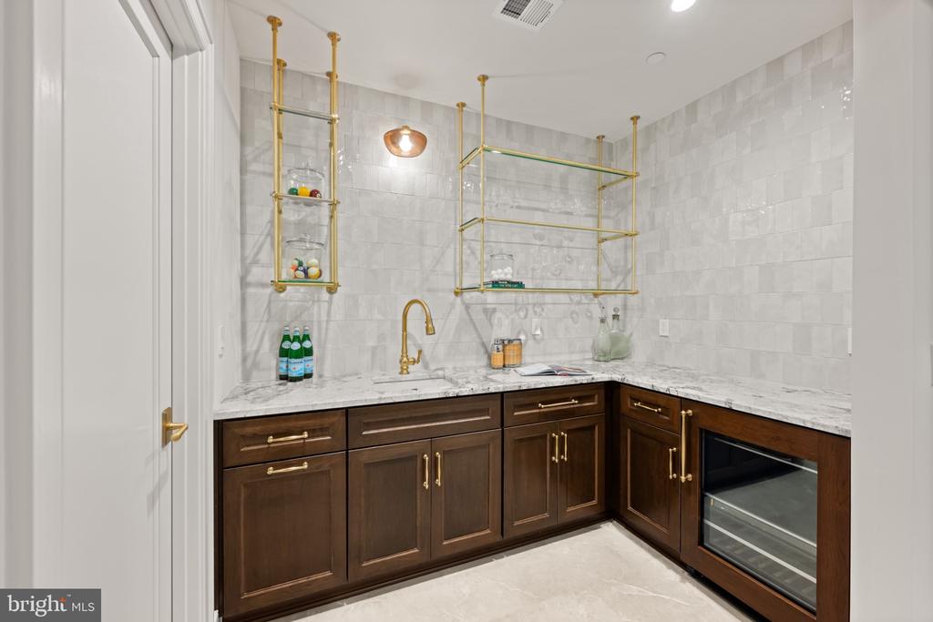 7608 LEESBURG DRIVE