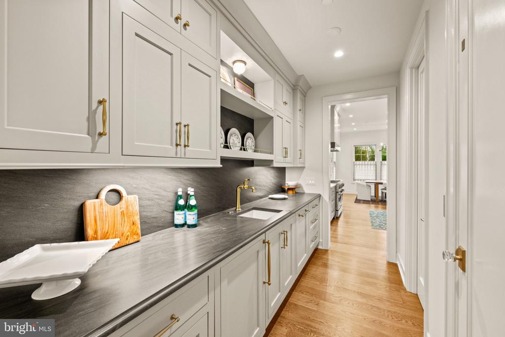 7608 LEESBURG DRIVE