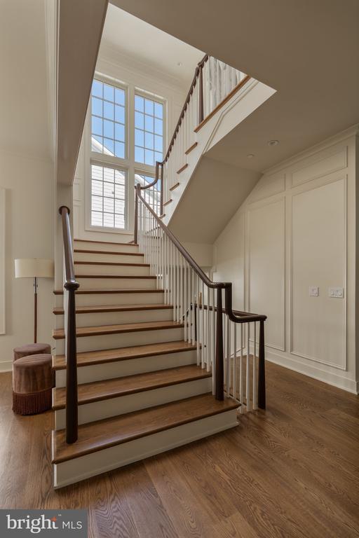 7608 LEESBURG DRIVE