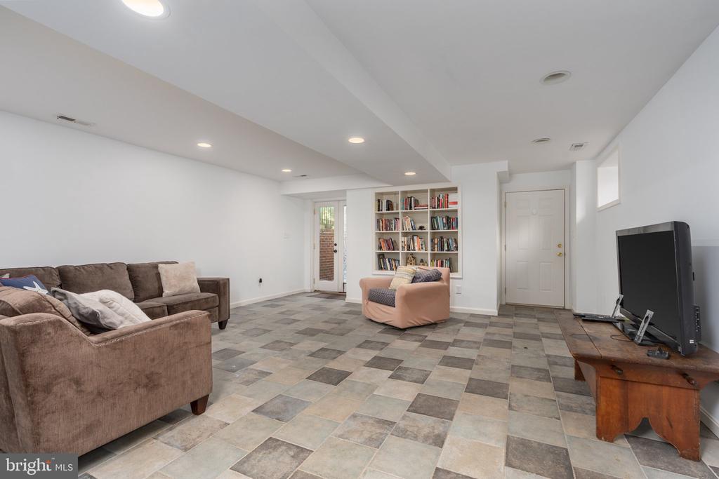6928 BARRETT LANE