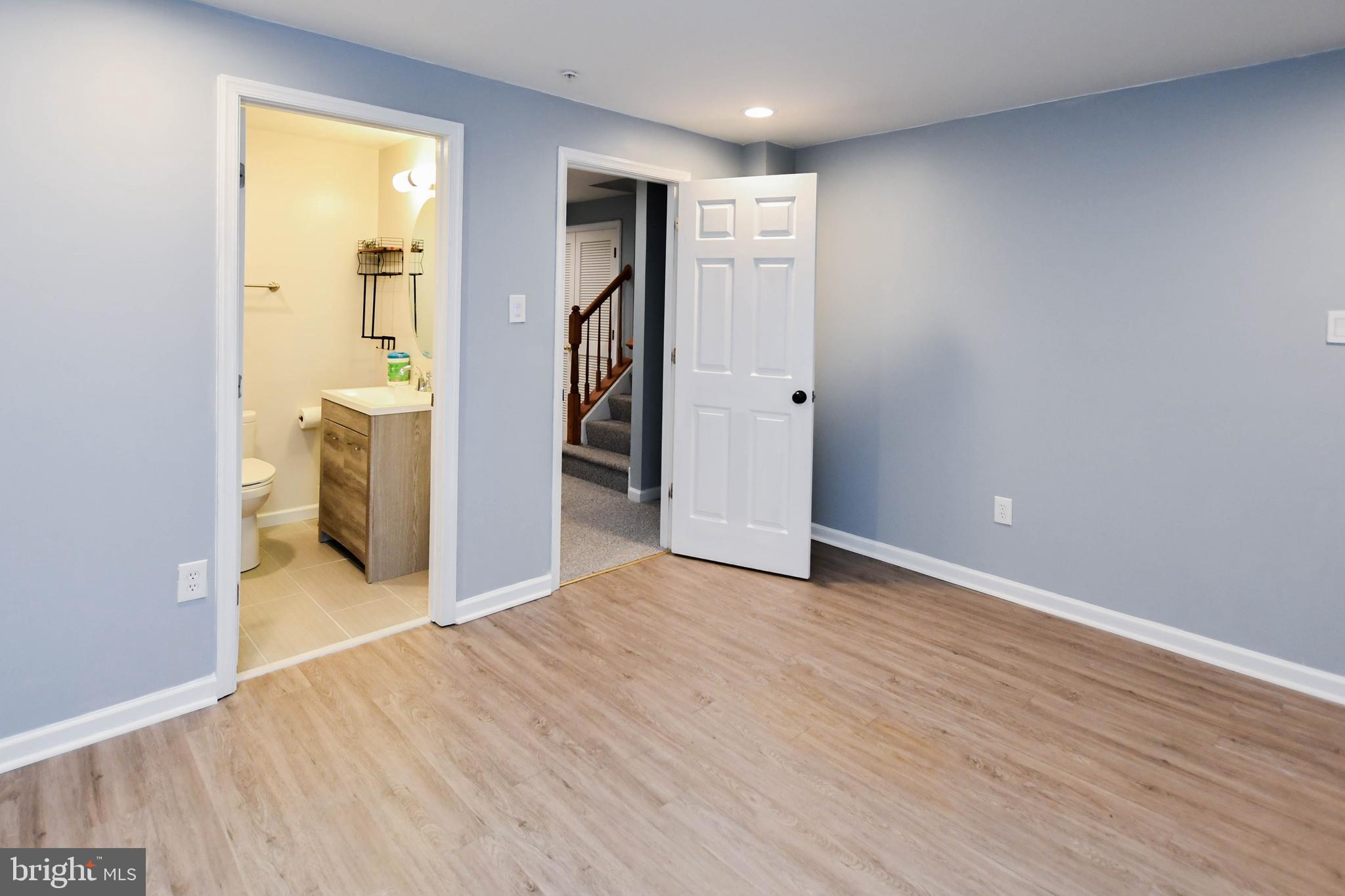1709 CHINABERRY COURT