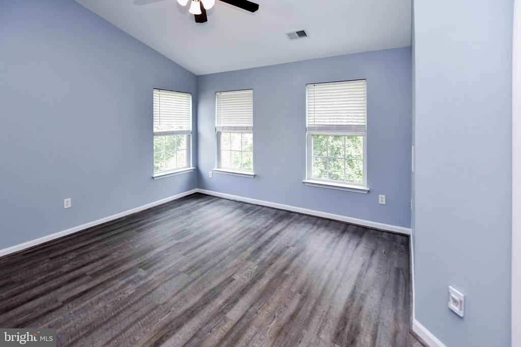 1709 CHINABERRY COURT