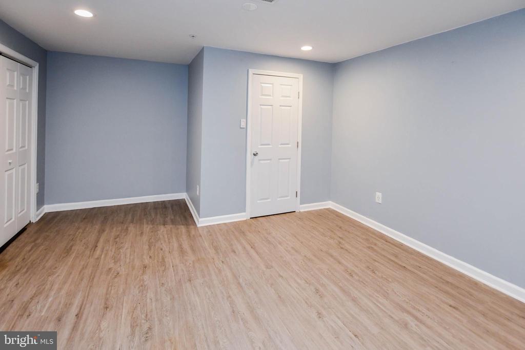 1709 CHINABERRY COURT