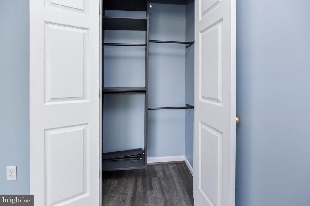1709 CHINABERRY COURT