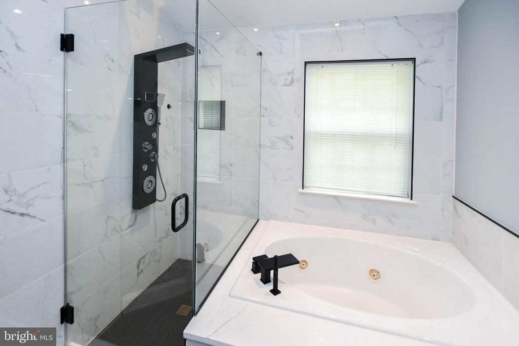 1709 CHINABERRY COURT