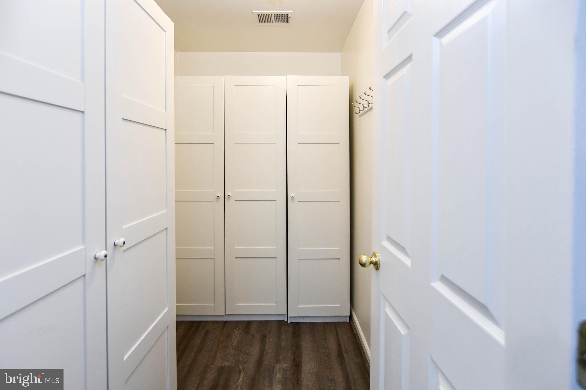 1709 CHINABERRY COURT