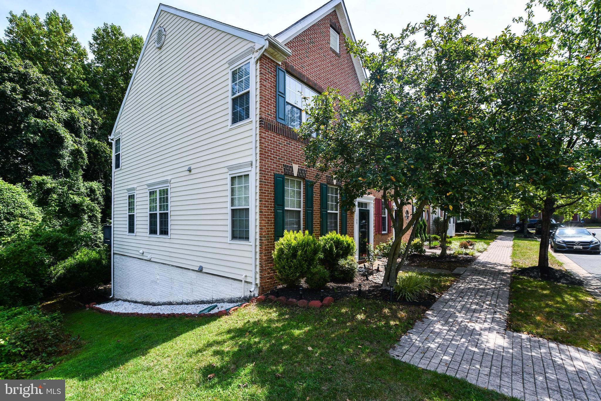 1709 CHINABERRY COURT