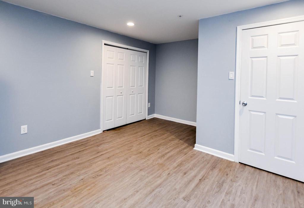 1709 CHINABERRY COURT
