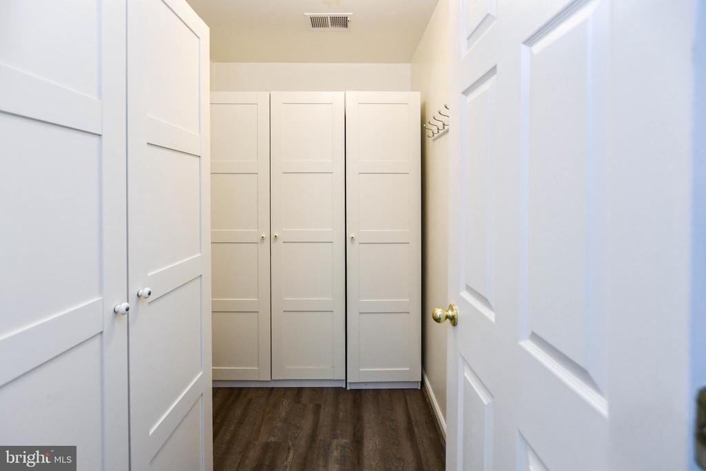 1709 CHINABERRY COURT
