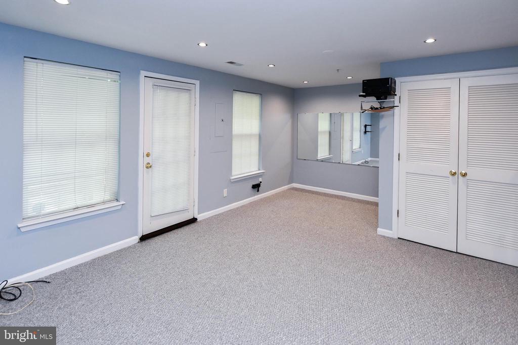 1709 CHINABERRY COURT