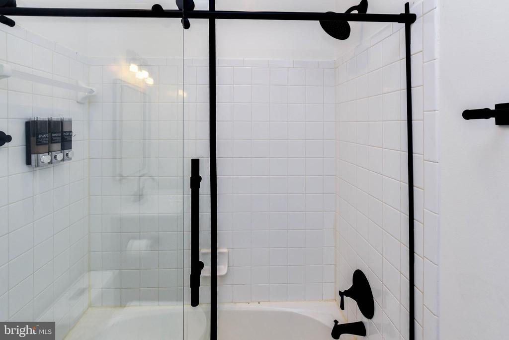 1709 CHINABERRY COURT