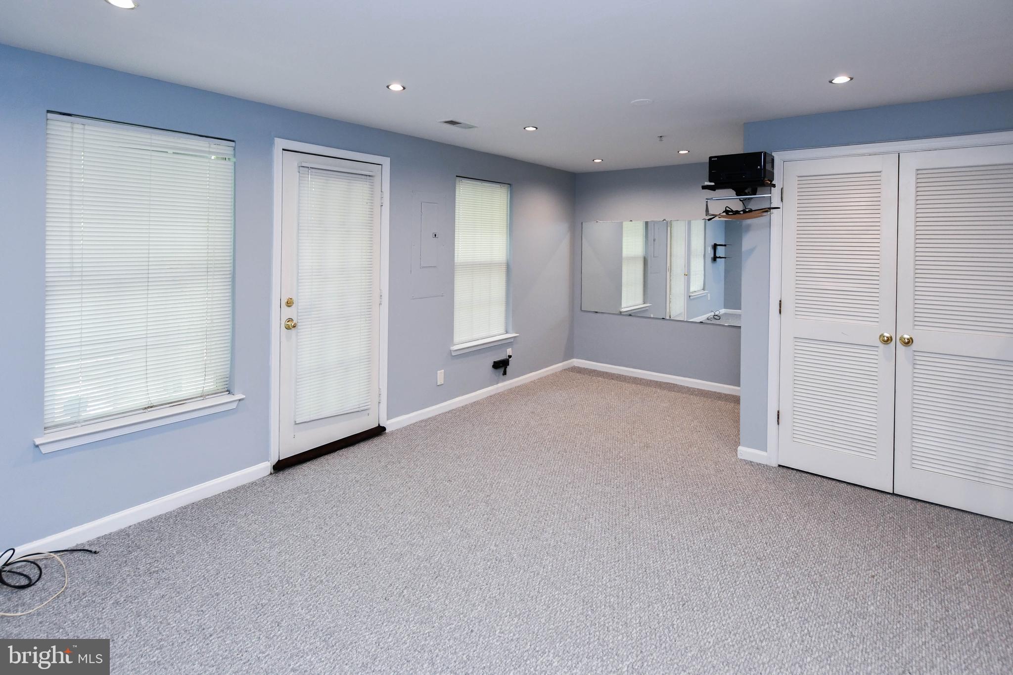 1709 CHINABERRY COURT