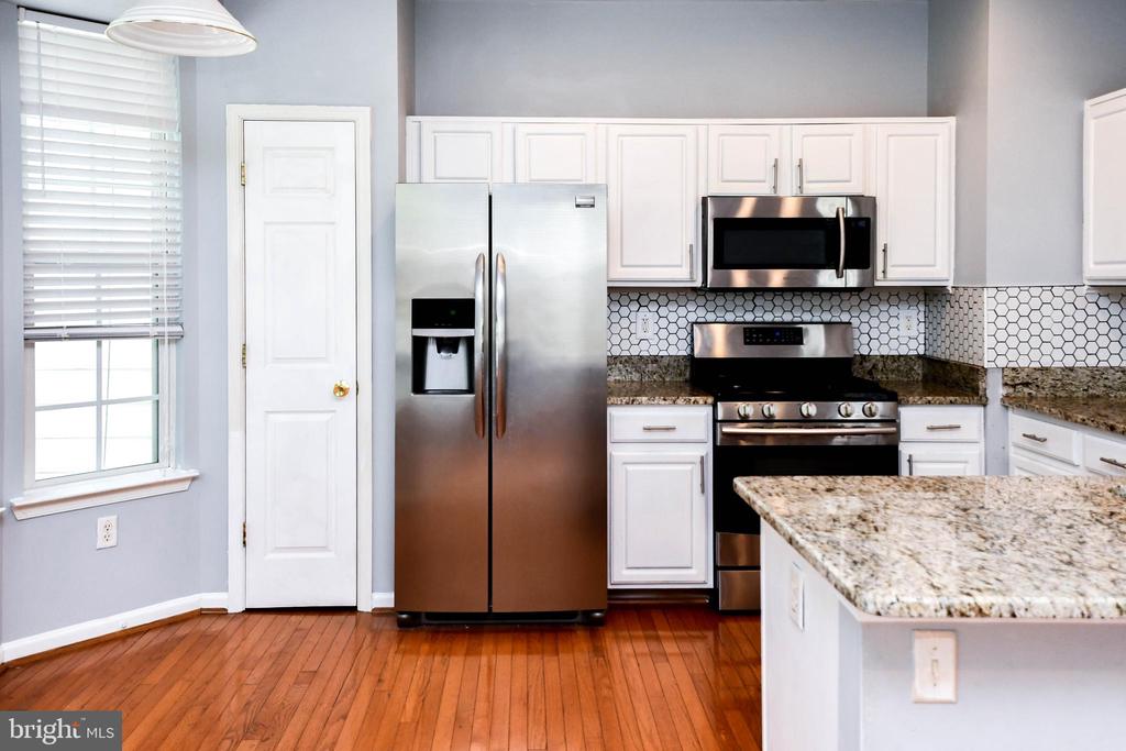 1709 CHINABERRY COURT