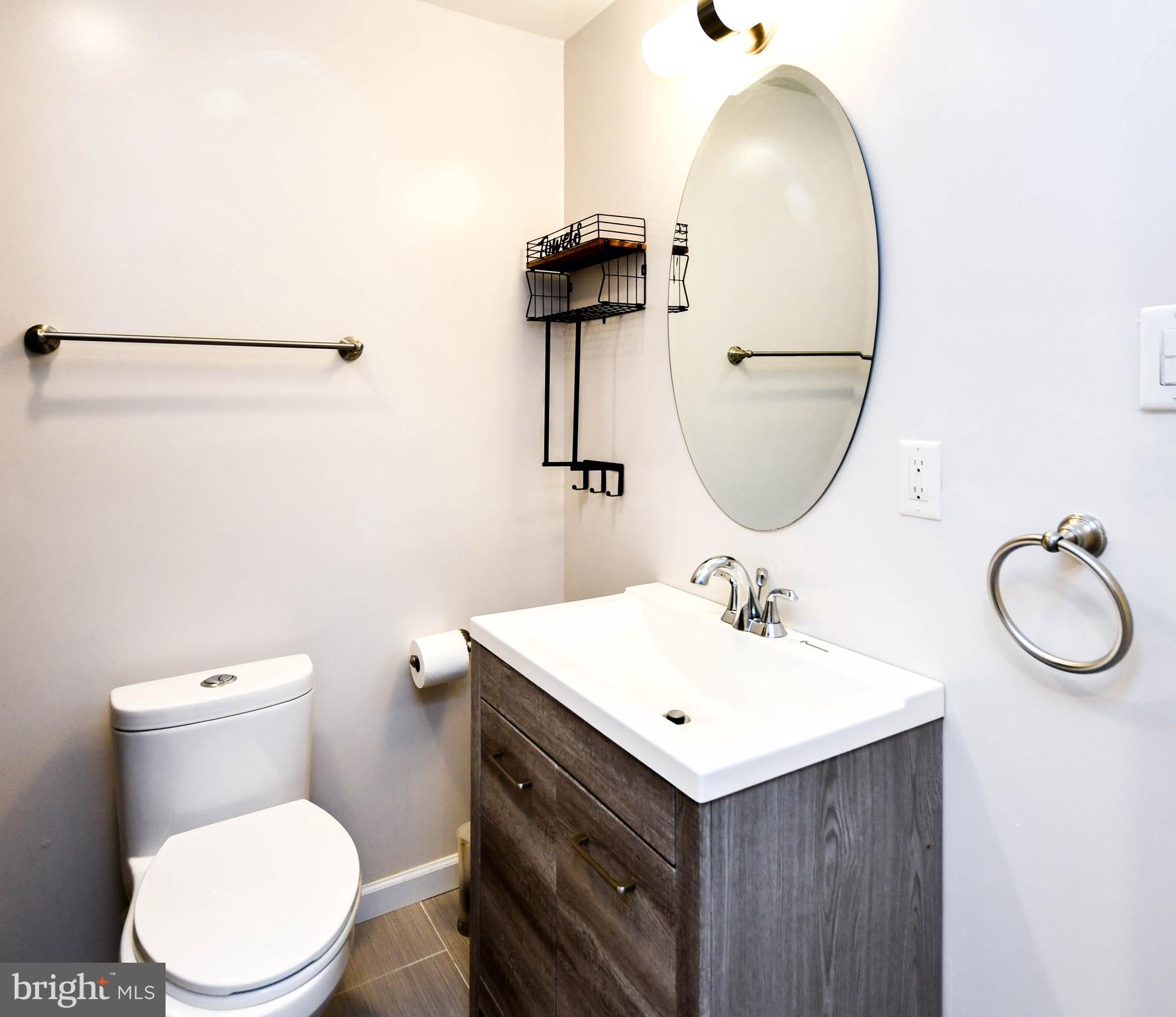 1709 CHINABERRY COURT
