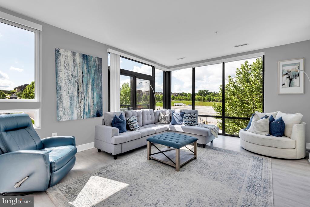 145 RIVERHAVEN DRIVE 313