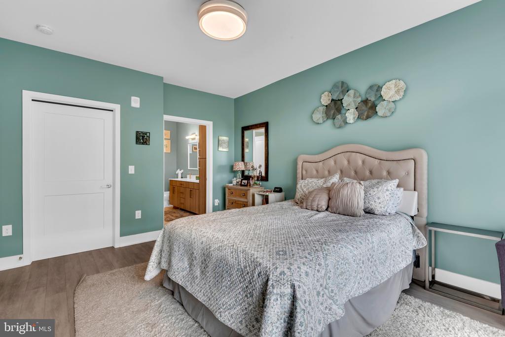 145 RIVERHAVEN DRIVE 313