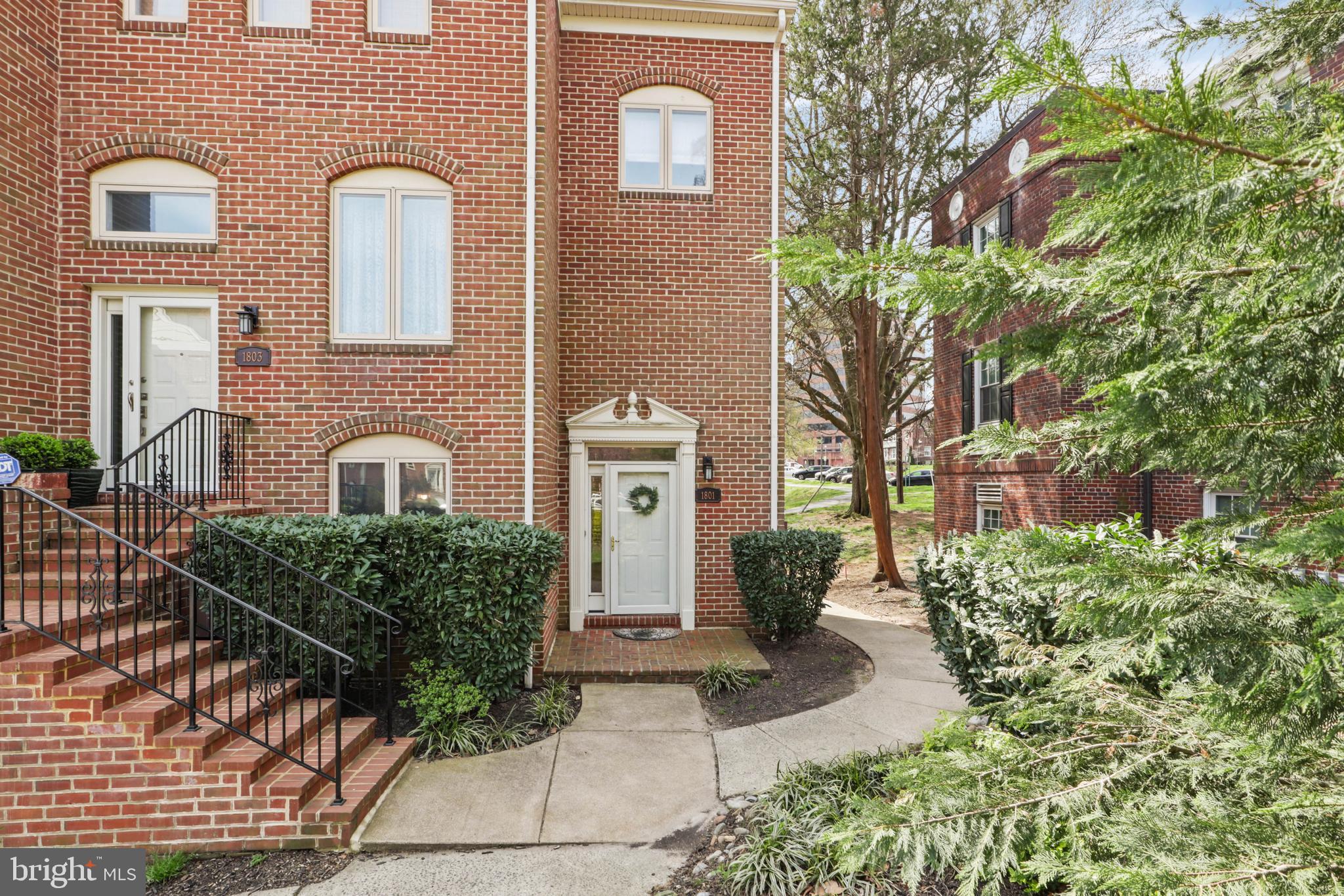 1801 N UHLE STREET N 1