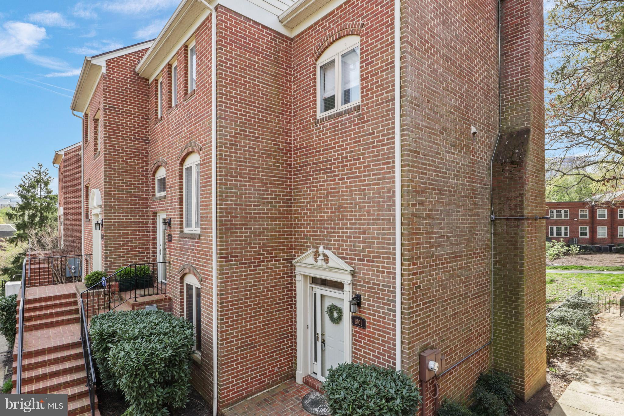 1801 N UHLE STREET N 1