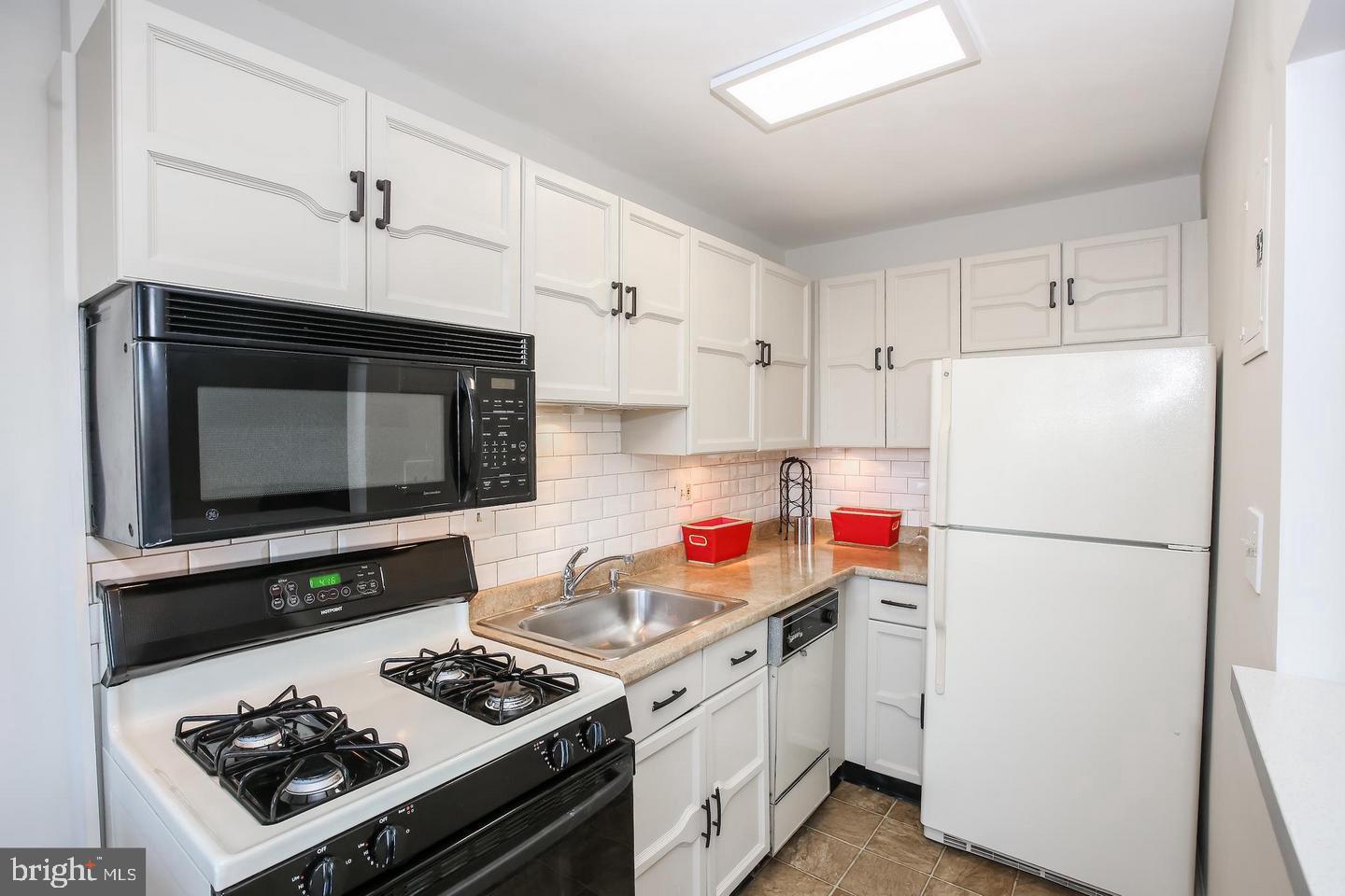 1569 N COLONIAL TERRACE 207-Z