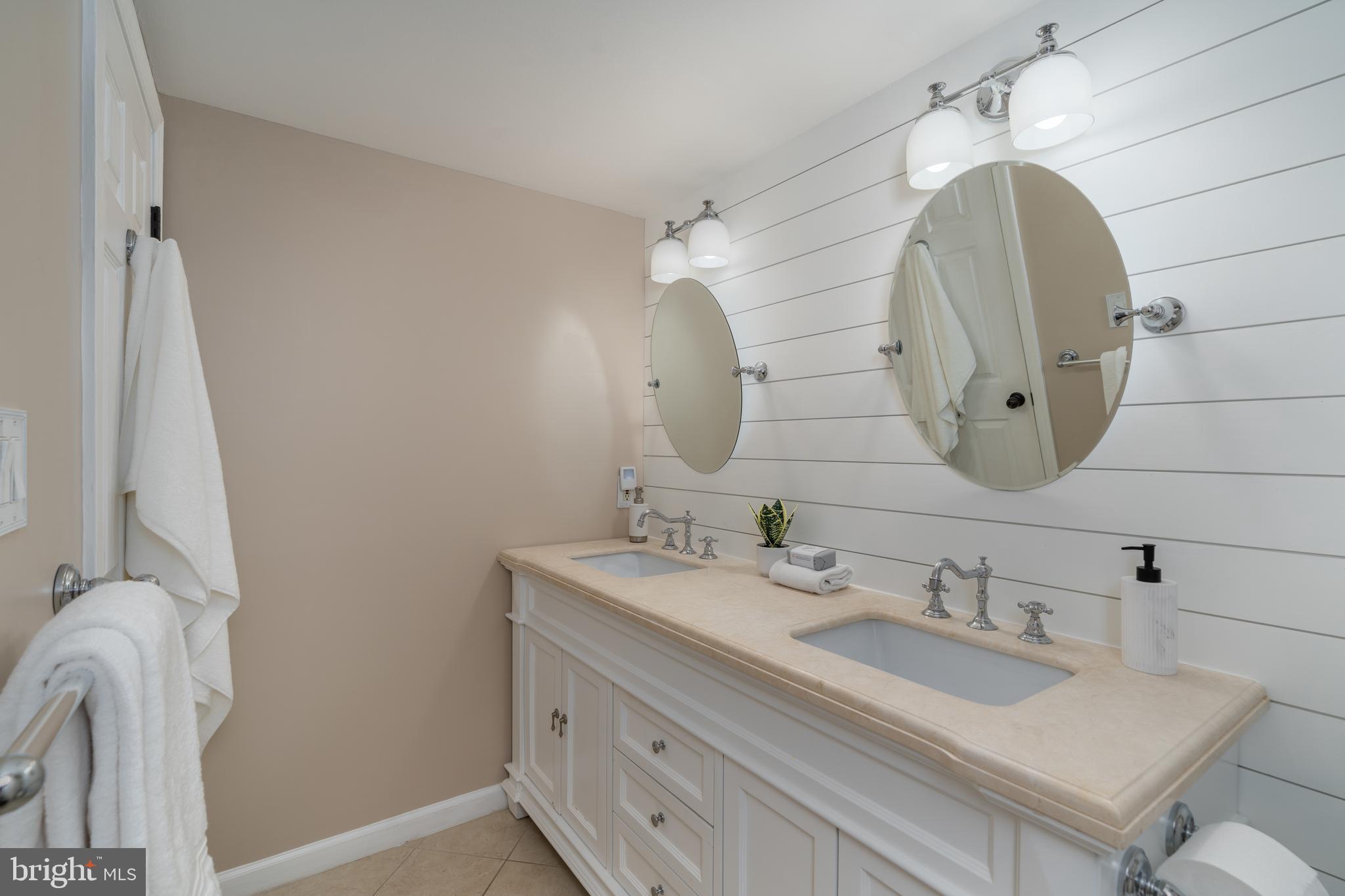 2821 S WAKEFIELD STREET B