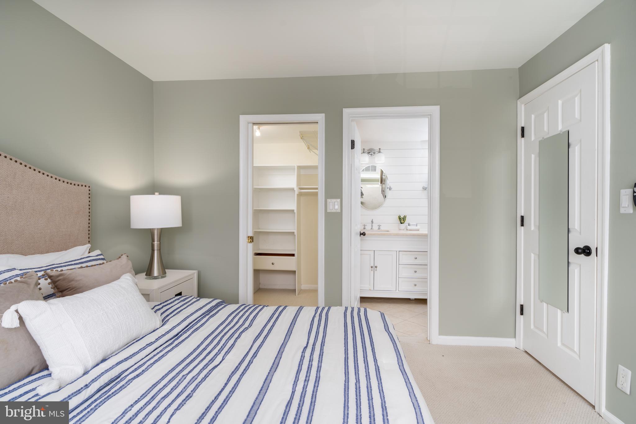 2821 S WAKEFIELD STREET B