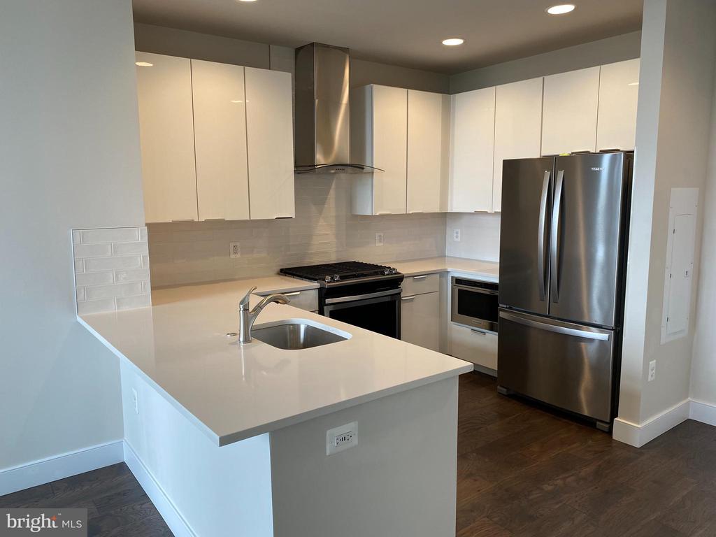 2000 CLARENDON BOULEVARD 704