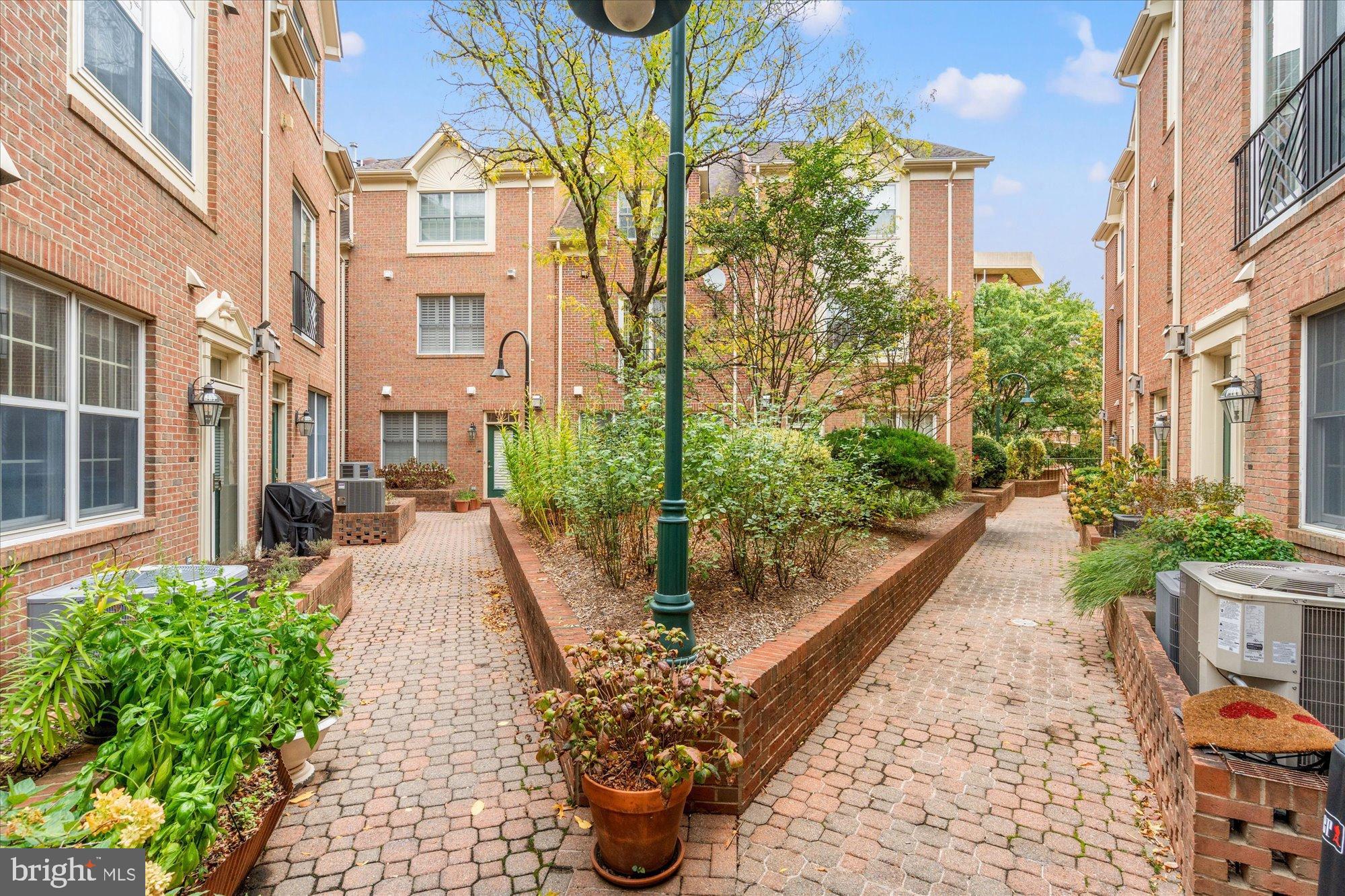 2622 CLARENDON BOULEVARD