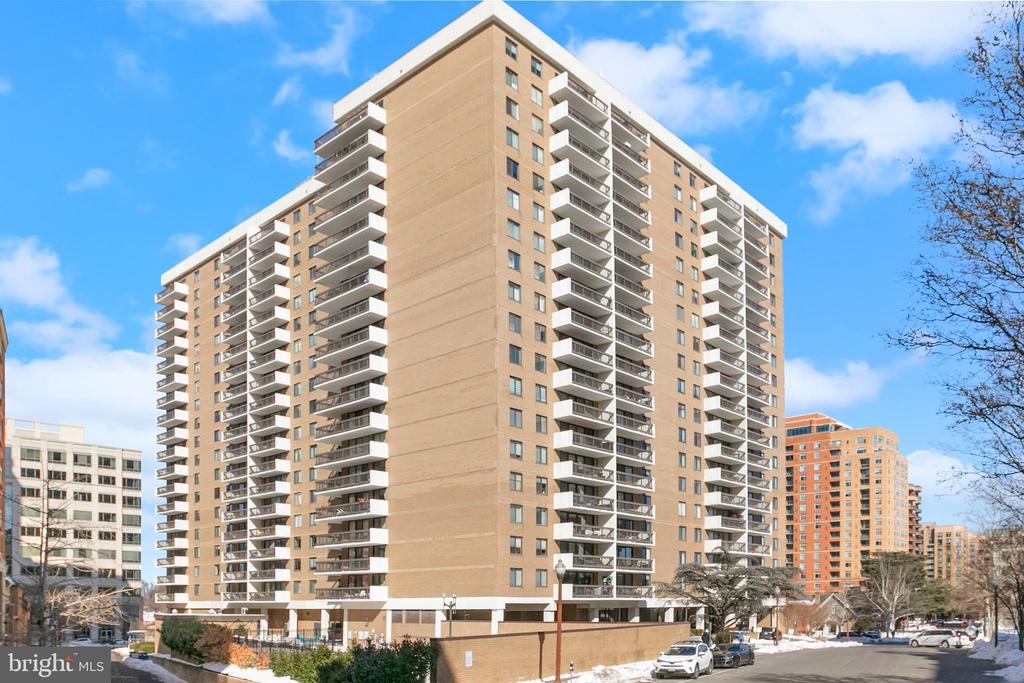 3800 FAIRFAX DRIVE 104
