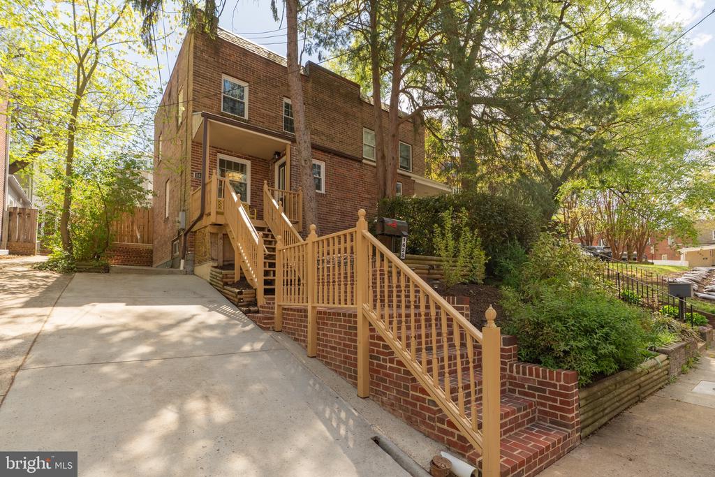 1628 N COLONIAL TERRACE