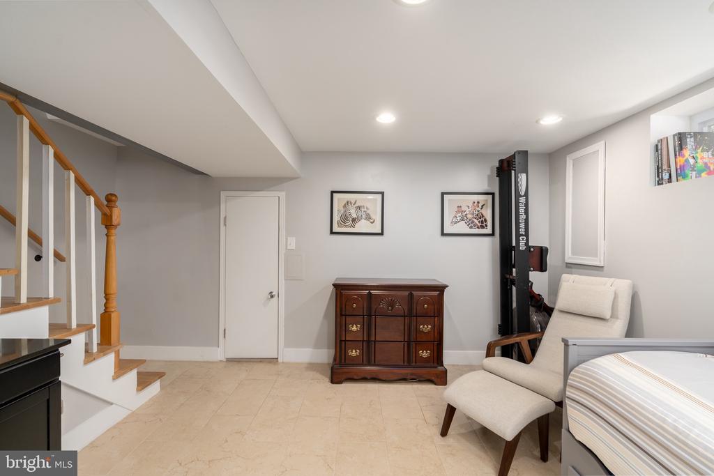1628 N COLONIAL TERRACE