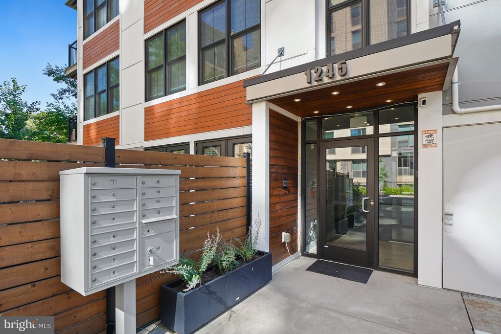 1245 N PIERCE STREET 5
