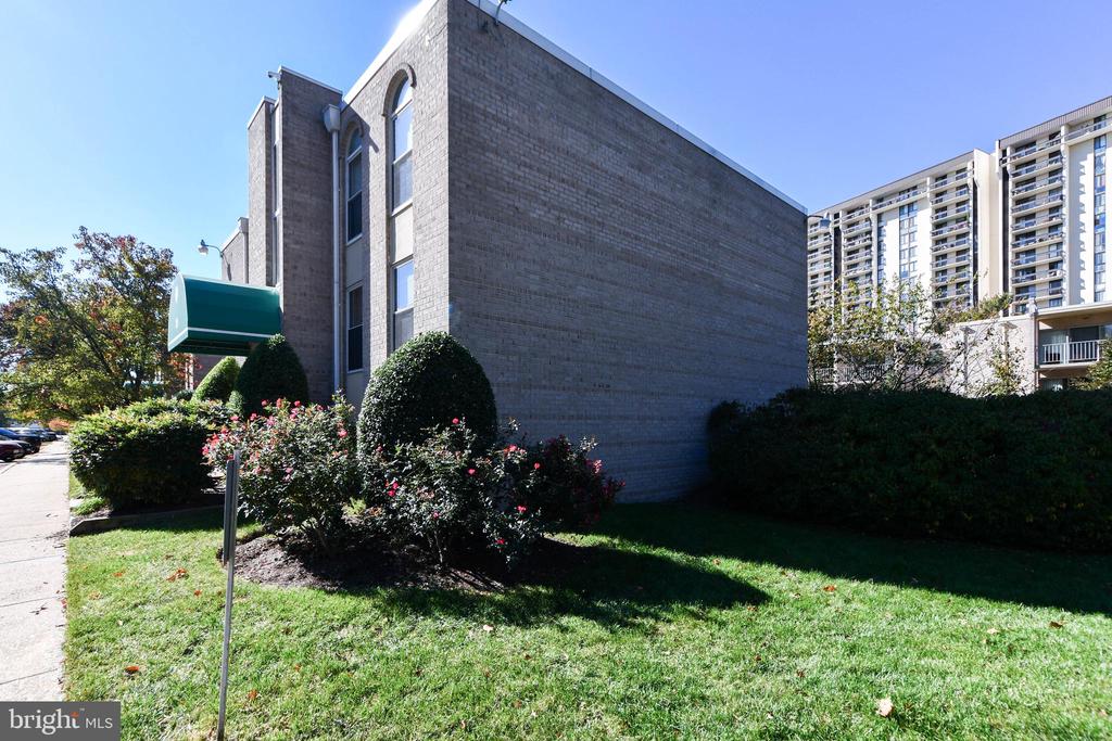 30 CANTERBURY SQUARE 202