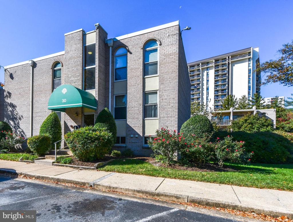 30 CANTERBURY SQUARE 202