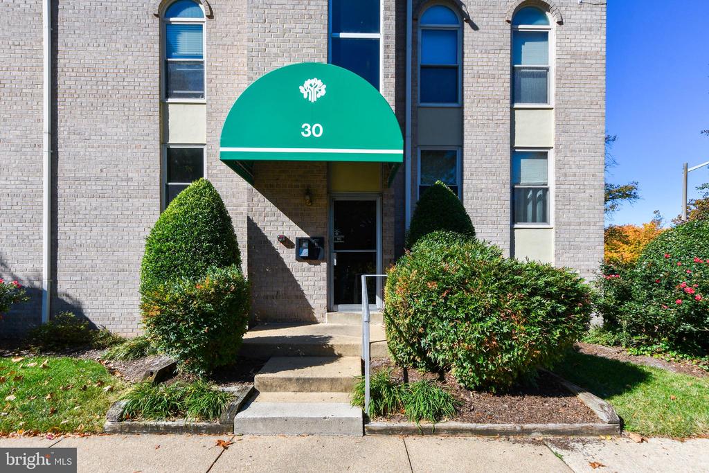 30 CANTERBURY SQUARE 202