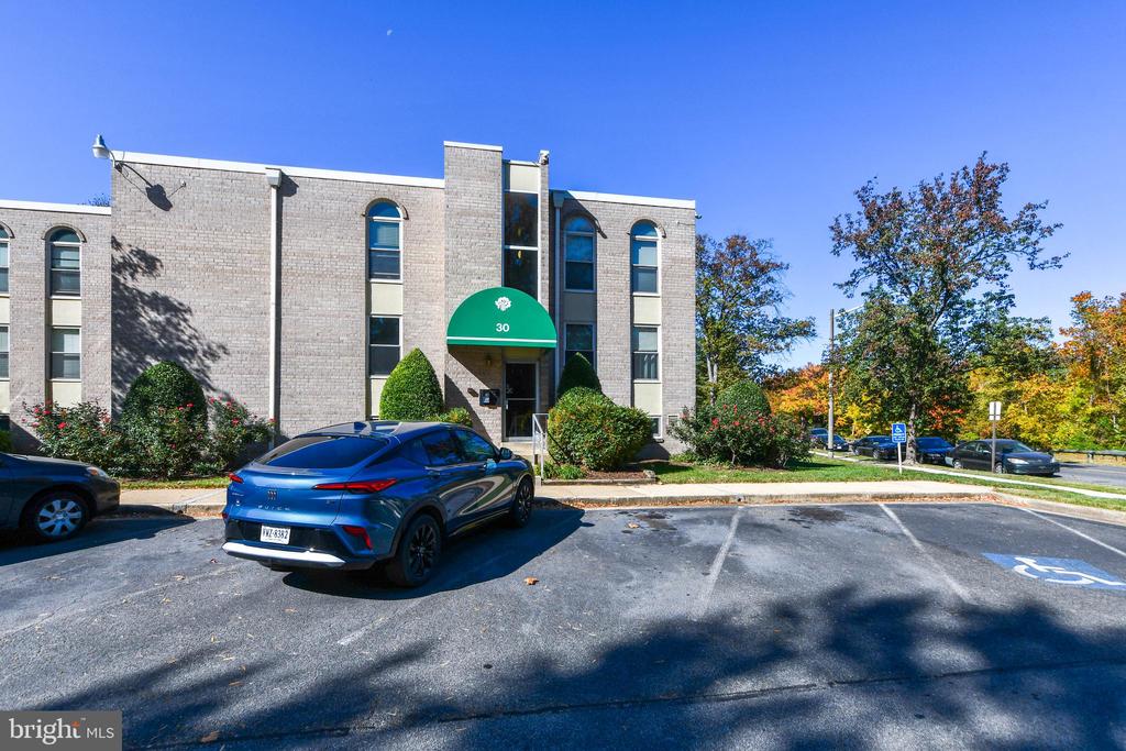 30 CANTERBURY SQUARE 202