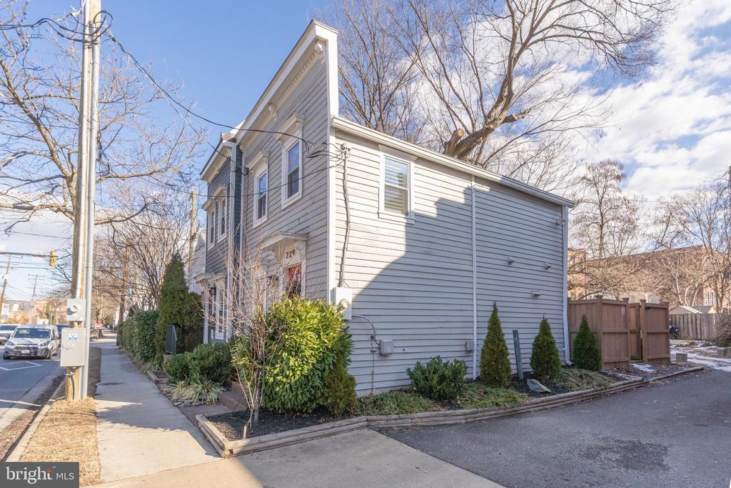 229 N HENRY STREET
