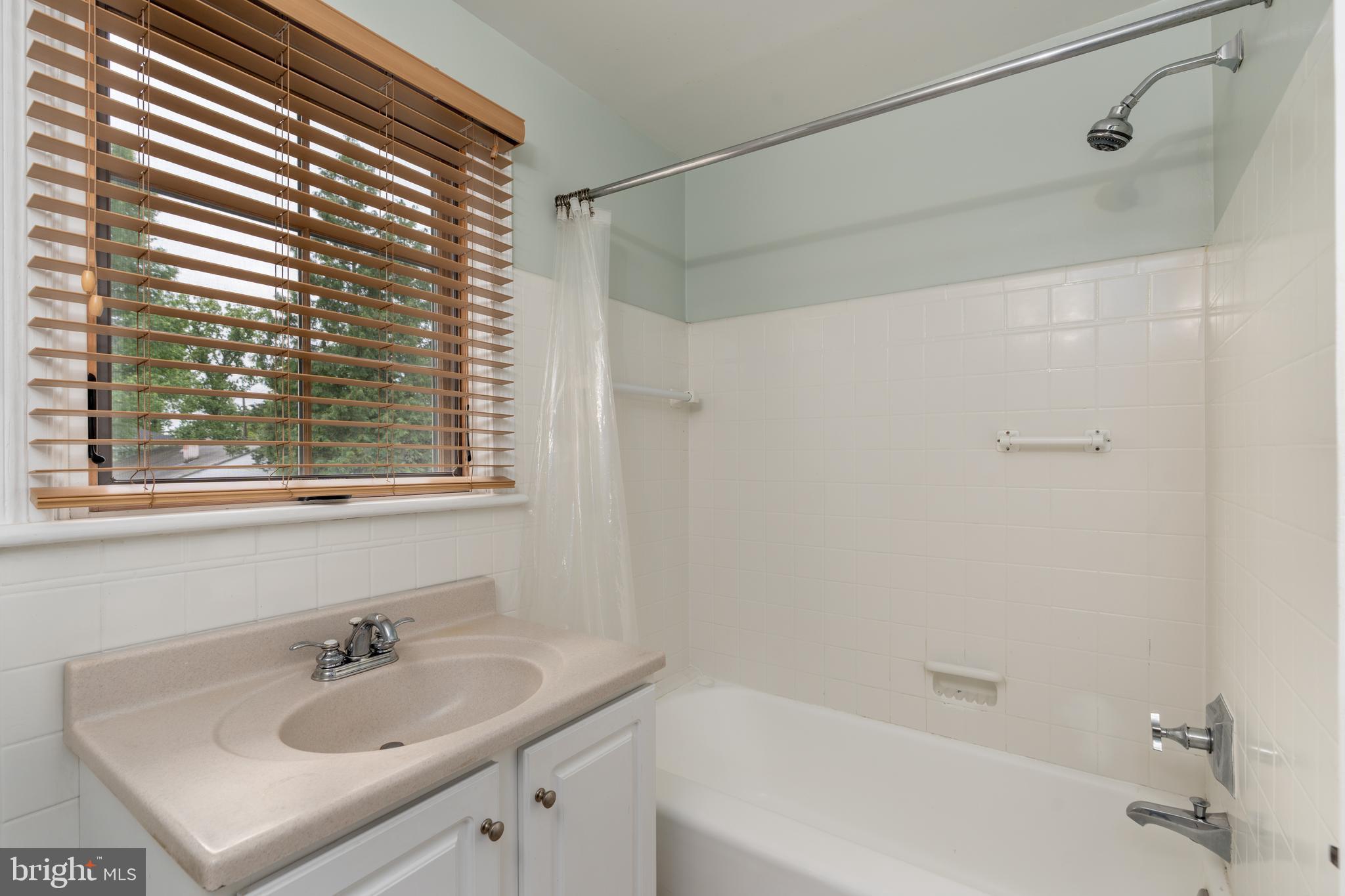 10 W HOWELL AVENUE