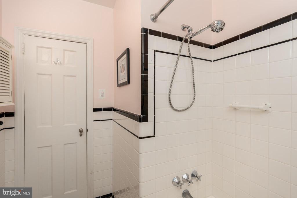 10 W HOWELL AVENUE