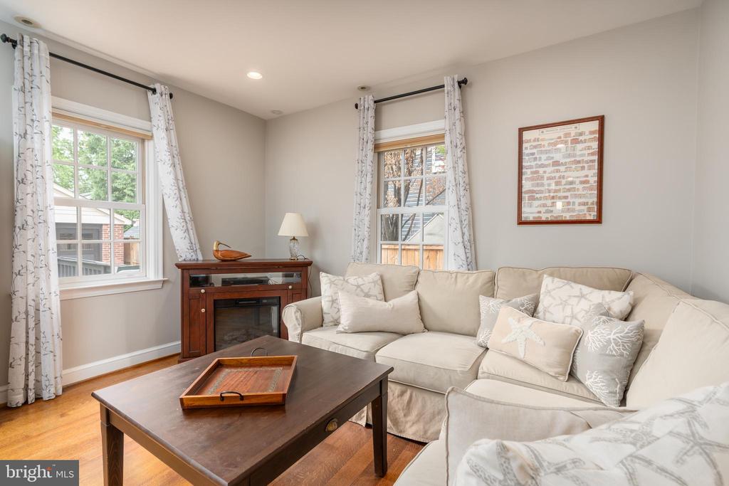 10 W HOWELL AVENUE