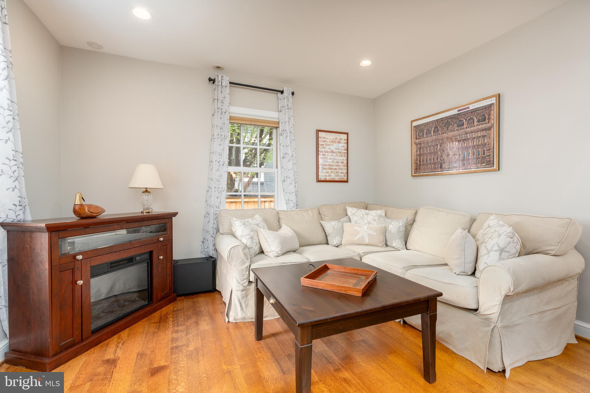 10 W HOWELL AVENUE