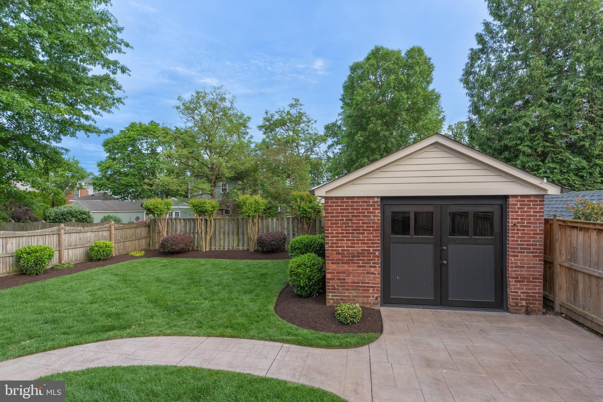 10 W HOWELL AVENUE