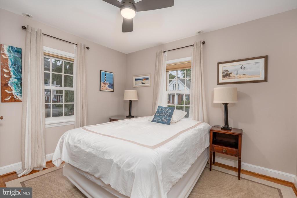 10 W HOWELL AVENUE