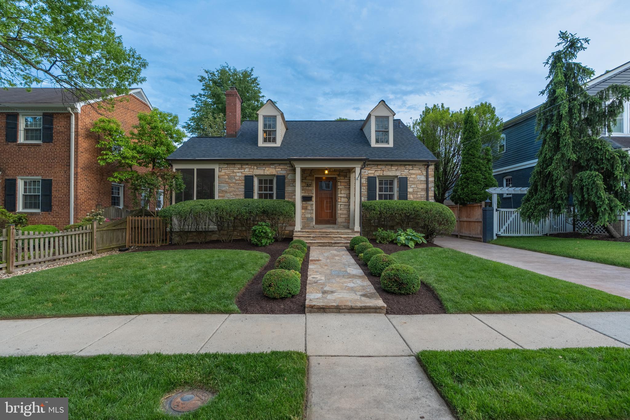 10 W HOWELL AVENUE