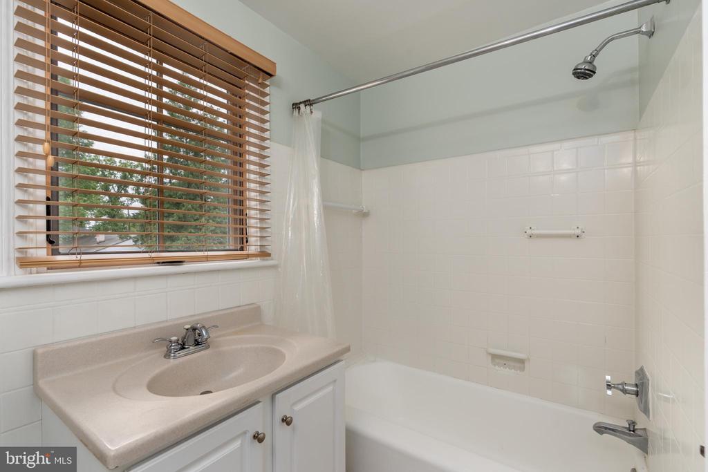 10 W HOWELL AVENUE