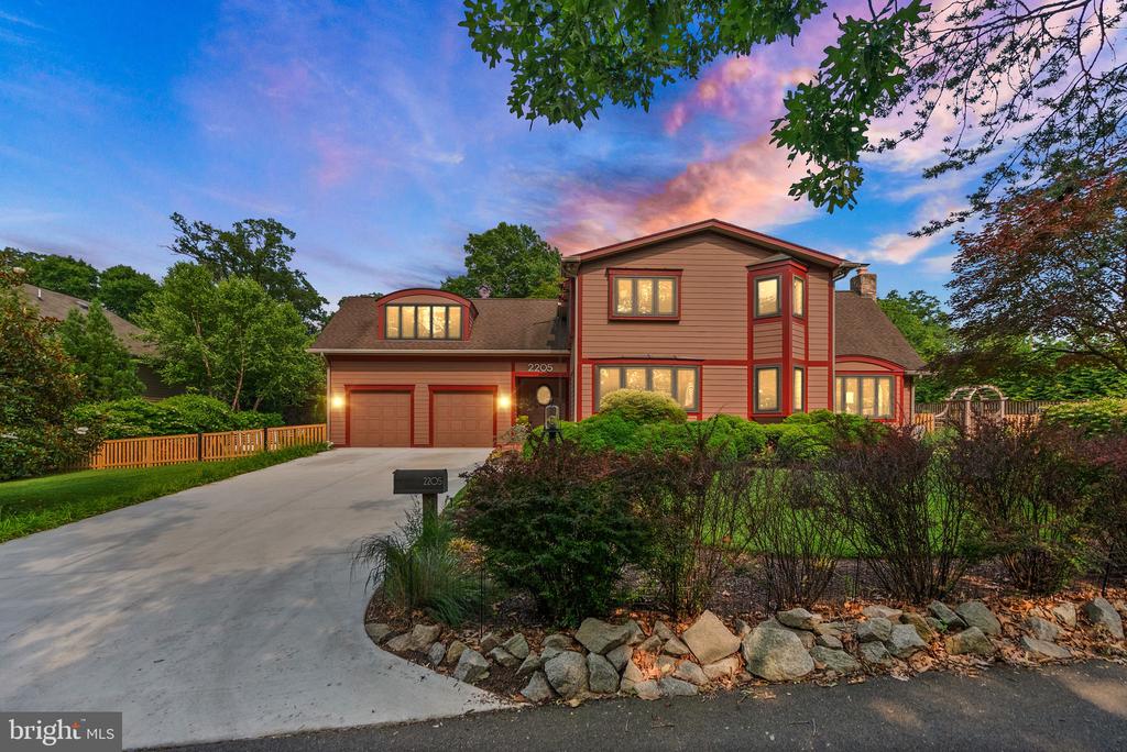 2205 IVOR LANE